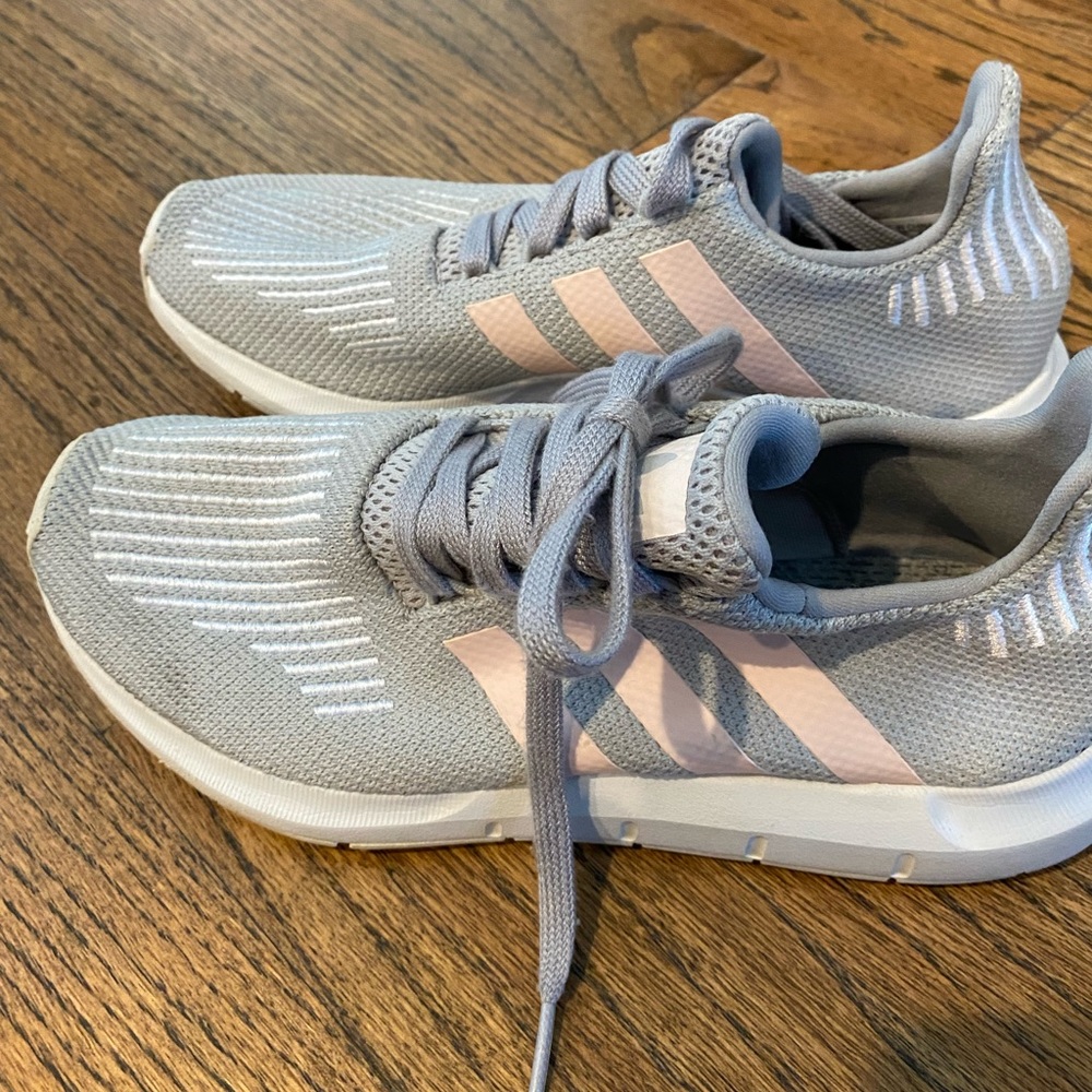 Adidas Swiftrun sneaker size 6.5